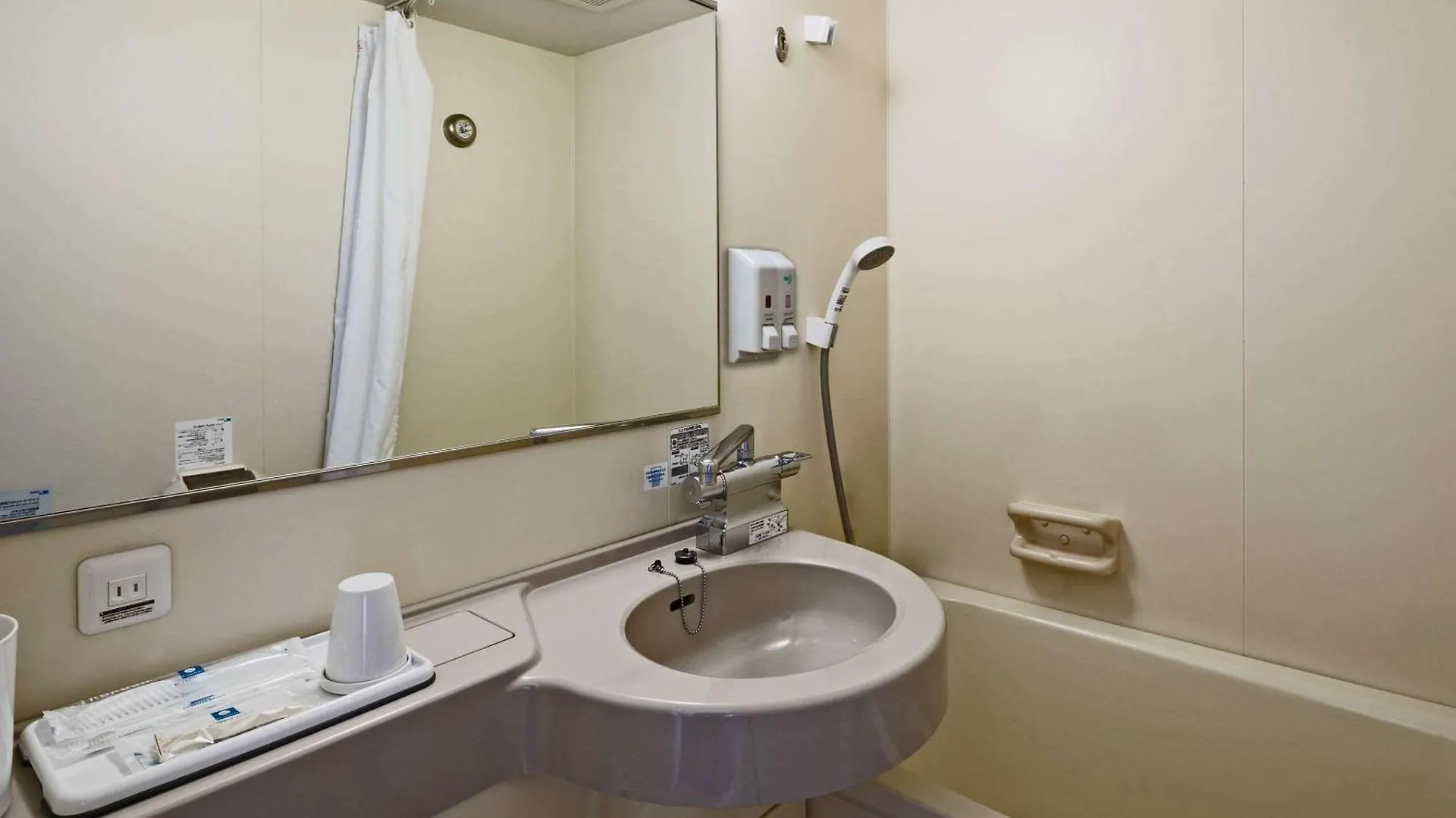 Comfort Hotel Yokohama Kannai 3*, Yokohama (Kanagawa)